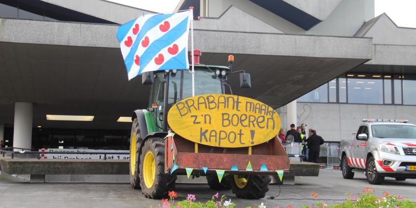 Boerenprotest voor provinciehuis