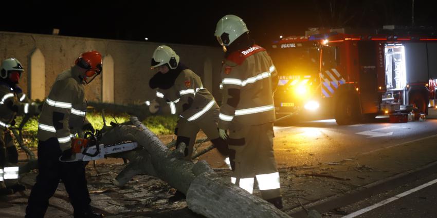 brandweer zaagt omgevallen boom in stukken