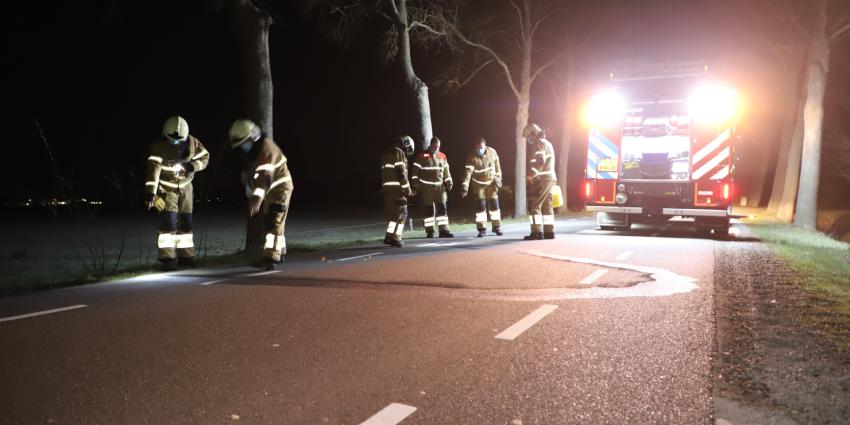 Brandweer bekijkt wegdek