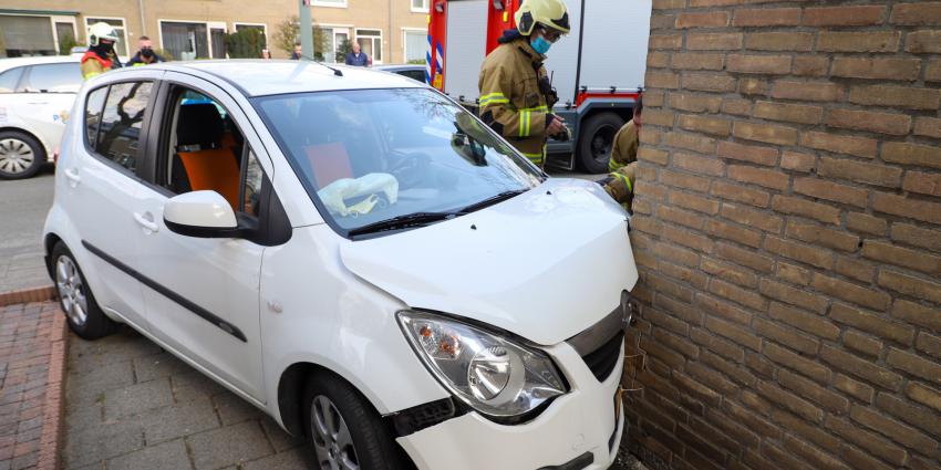 Auto tegen woning