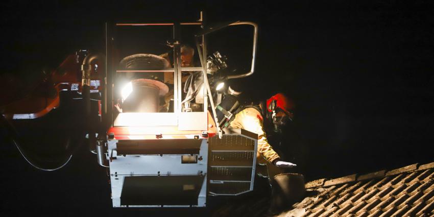 Brandweer veegt schoorsteen