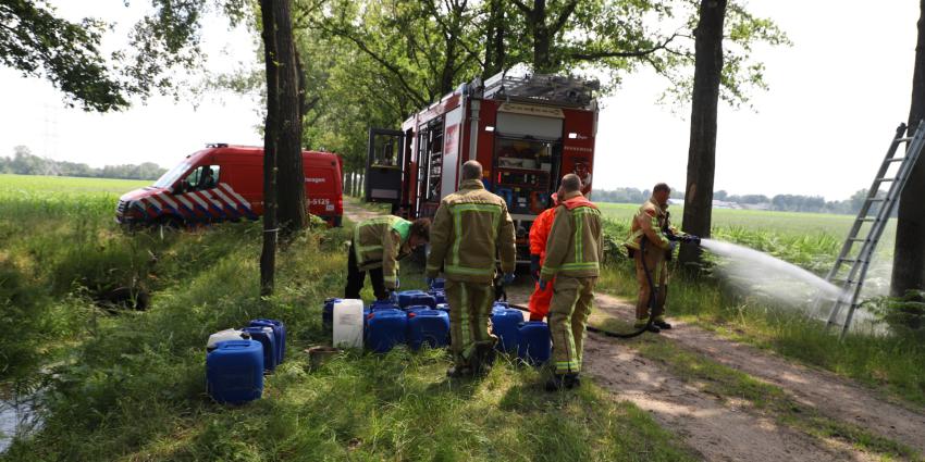 Brandweer haalt vaten uit de sloot