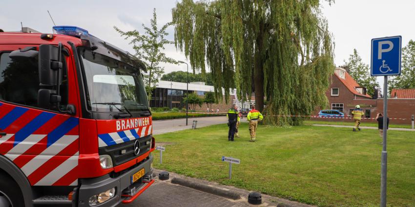Brandweer probeert tak te verwijderen