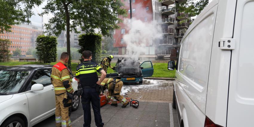 Brandweer blust autobrand