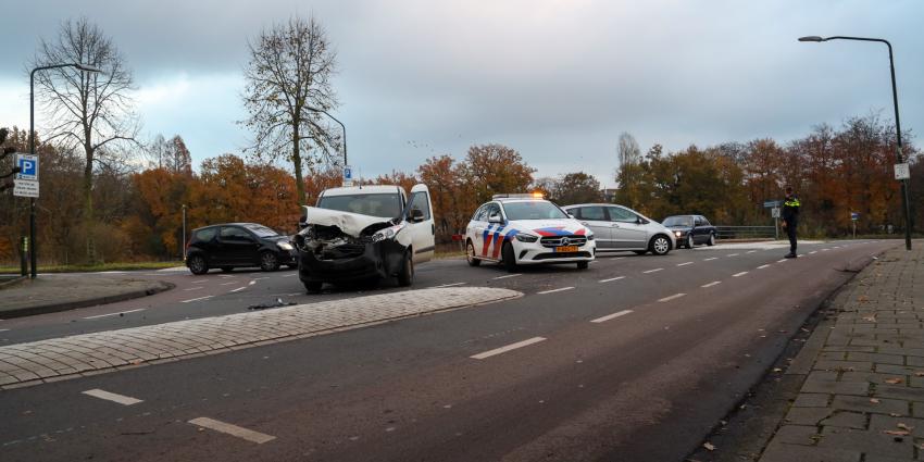 auto zwaar beschadigd door aanrijding