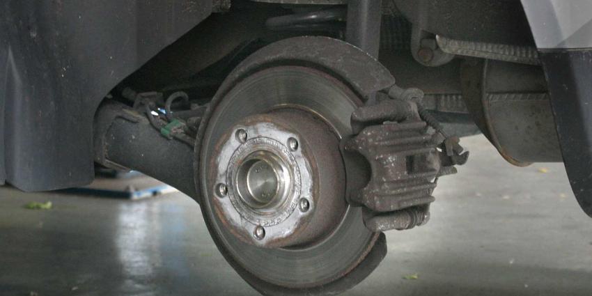 remschijf-auto-remblok-monteur-garage