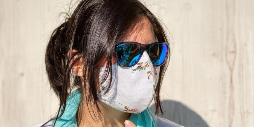 Vrouw met coronamasker