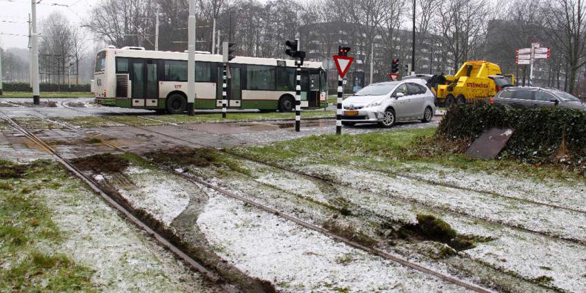 RET-Bus rijdt zich vast op besneeuwde trambaan