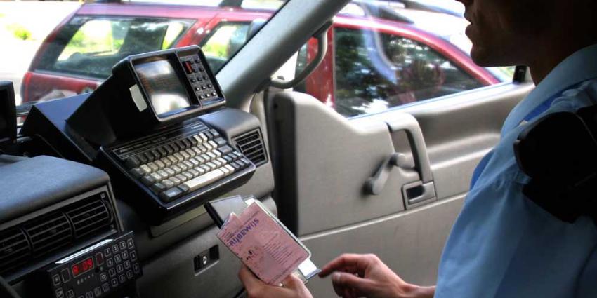 Foto van verkeerscontrole politie rijbewijs | Archief EHF