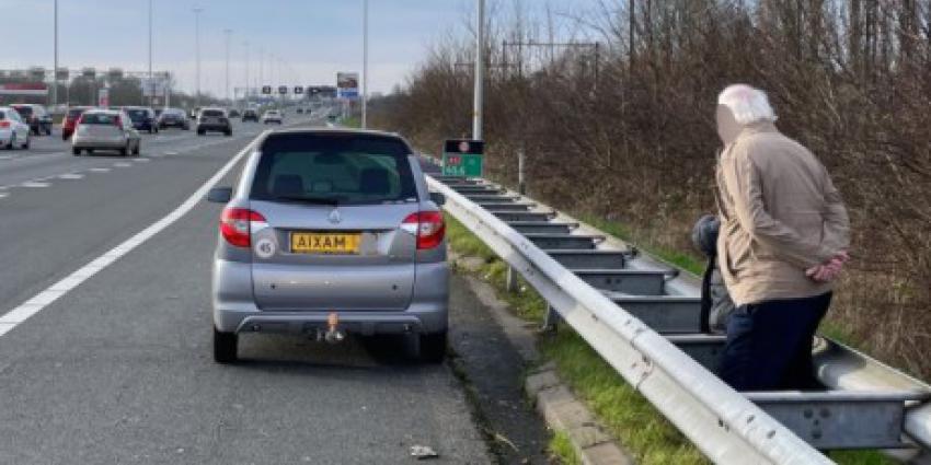 Bejaard stel met brommobiel van A12 geplukt