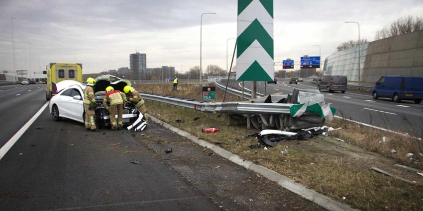 Het ongeval gebeurde op de splitsing richting de Ketheltunnel, en de afslag richting Vlaardingen/Schiedam. De brandweer kwam ter plaatse omdat de auto een sissend geluid maakte na ongeval. Na wat hand en spandiensten konden deze weer retour. De bestuurder