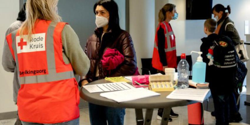 Hulpverleners van het Rode Kruis ontvangen vluchtelingen uit Oekraïne bij een Humanitarian Service Point