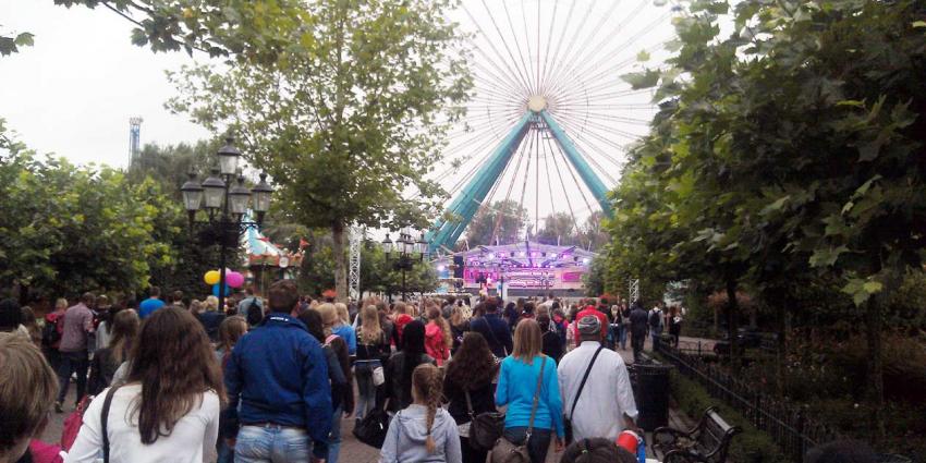 Roken in wachtrijen pretparken is vanaf nu taboe