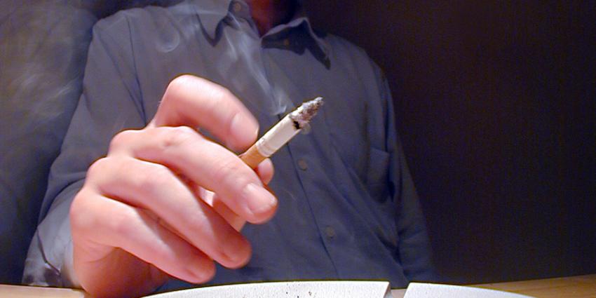 Foto van sigaret rokende man | Archief EHF