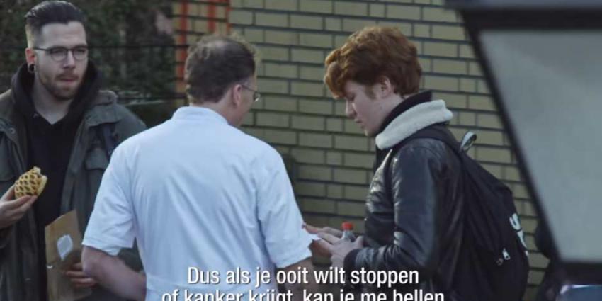 Artsen confronteren rokers op straat: Als je kanker krijgt mag je me bellen