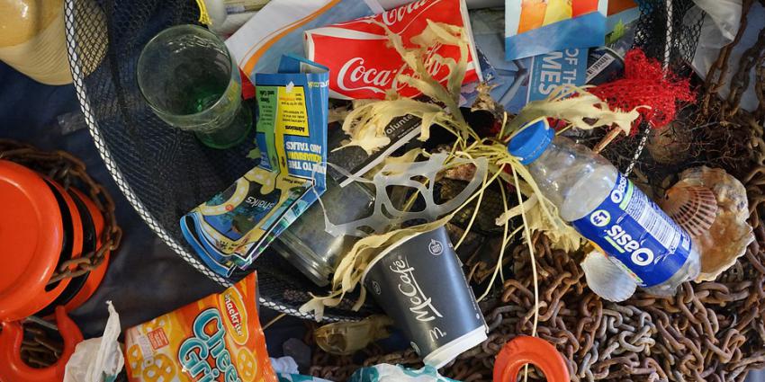 Foto van rommel uit zee