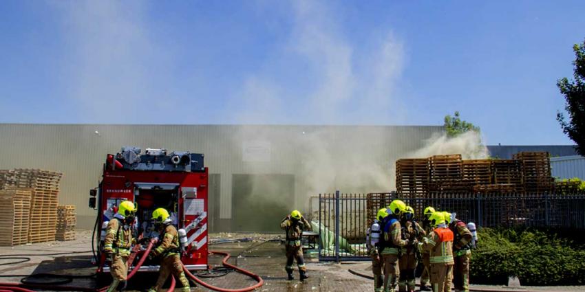 Gele rook na explosie container op bedrijventerrein Schiedam
