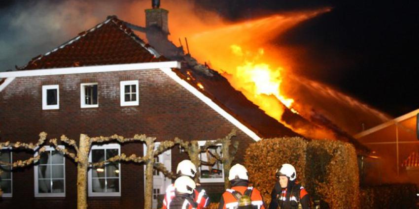 Grote brand legt woonboerderij Roswinkel grotendeels in de as 