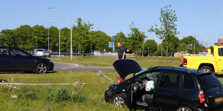 Automobilist mist rotonde vanwege slapende voet en ramt lichtmast