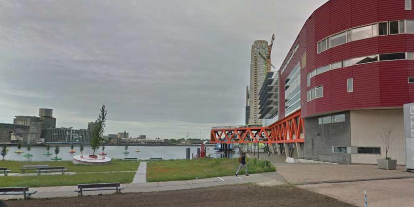 Voorbijganger treft op het trottoir in Rotterdam stoffelijke resten aan in zak