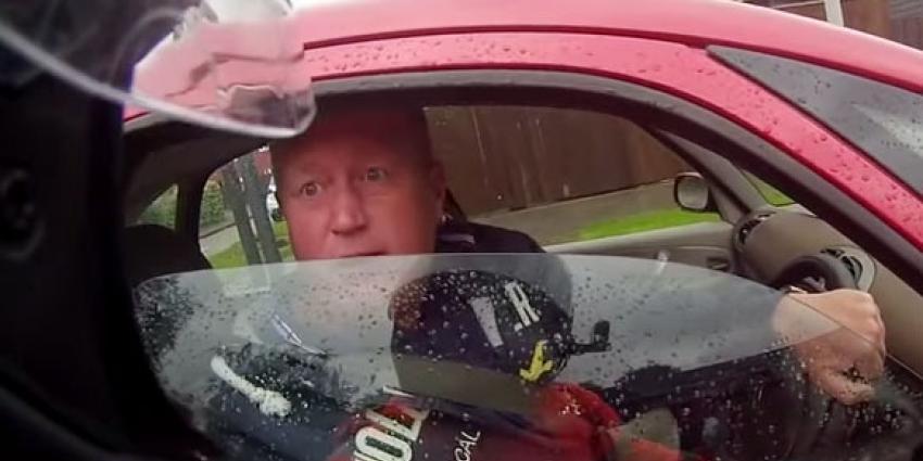 "Weet je niet wie ik ben? Weet jij écht niet wie ik ben? Ik ben Ronnie Pickering, godverdomme!".