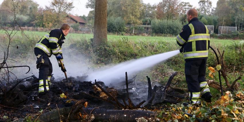 Brandweer dooft buitenbrand in bosperceel Best