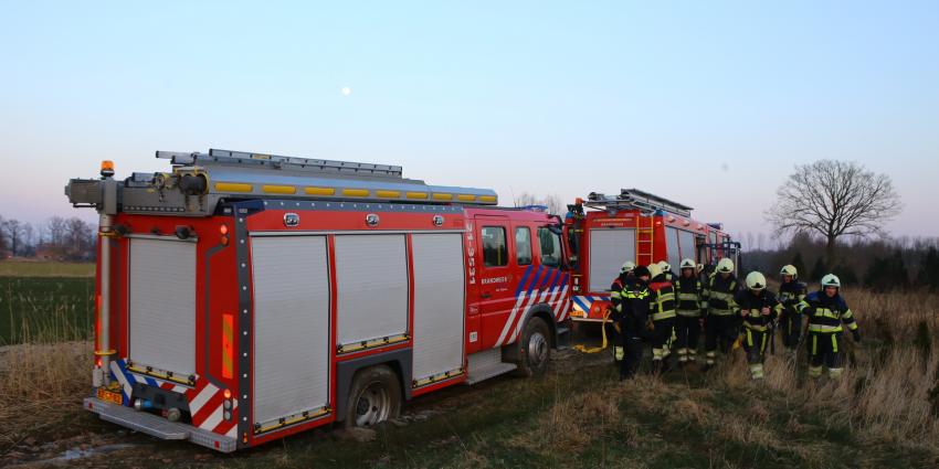 Brandweerwagen rijdt zich vast onderweg naar brand in Schijndel