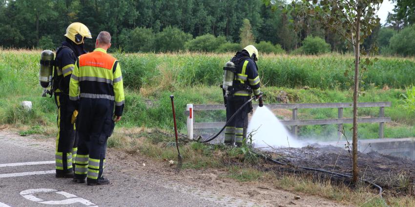 Voorbijganger dooft bermbrand