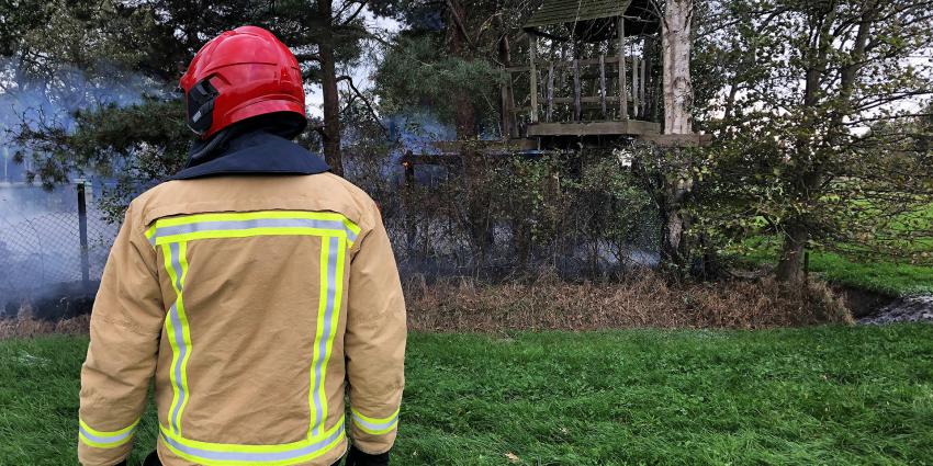 Boomhut gaat in vlammen op in buitengebied van Oirschot
