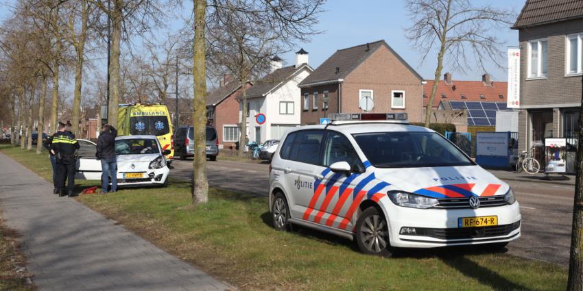 Kop- staartbotsing met twee auto’s 