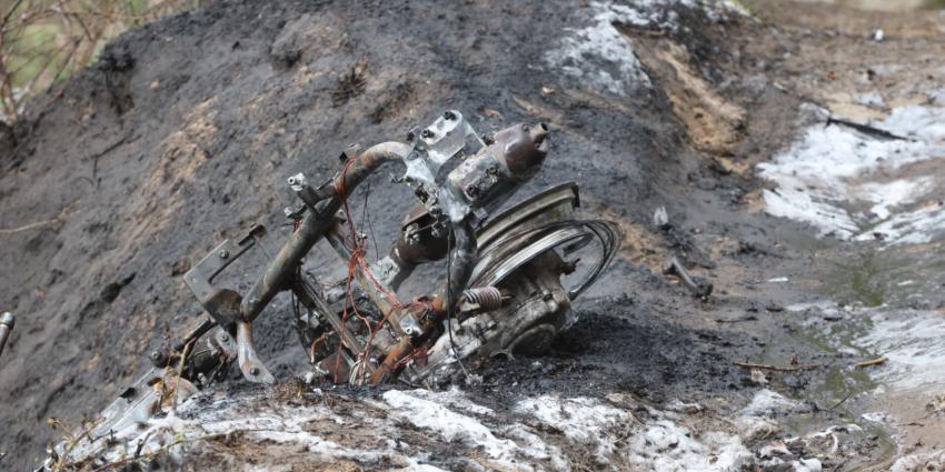 Foto van verbrande heide en scooter