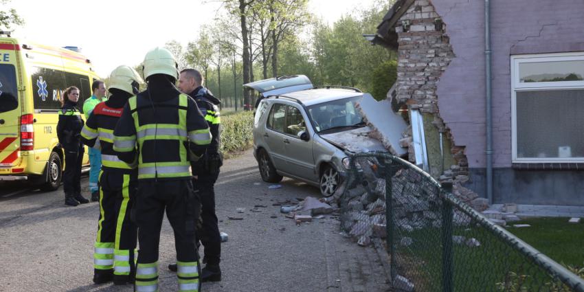 Auto in gevel van woning