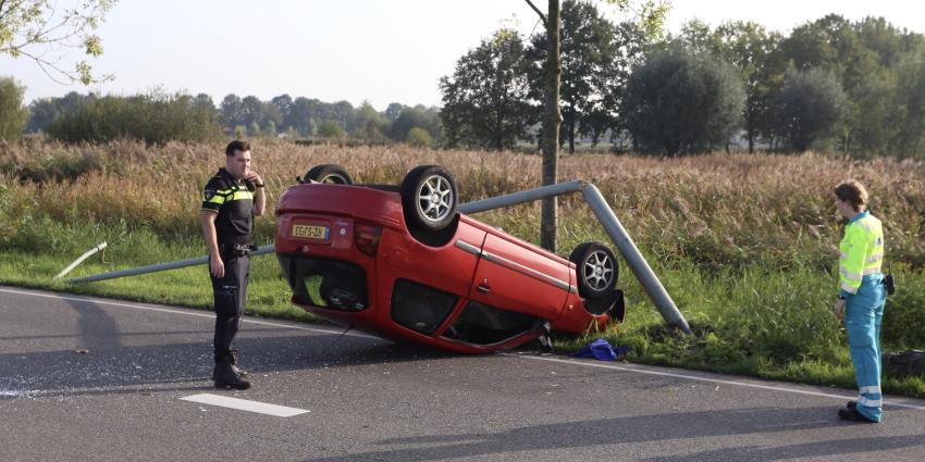 Auto op zijn kop