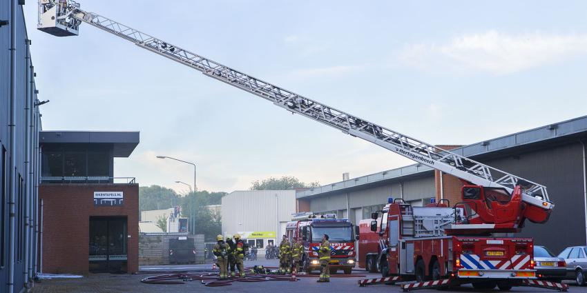 Brandweer bezig met blussen brand