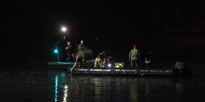 Hulpdiensten zoeken naar persoon te water