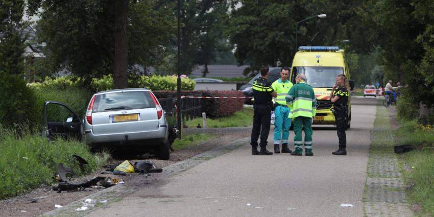 Auto hangt half in de sloot