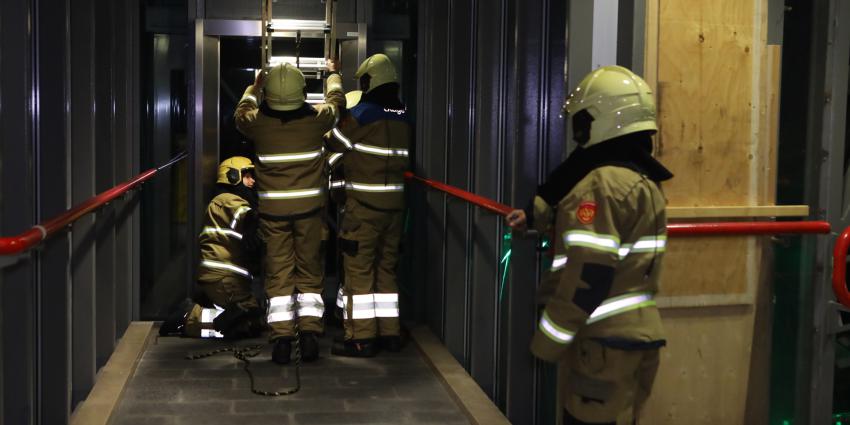 Brandweer helpt liftmonteur