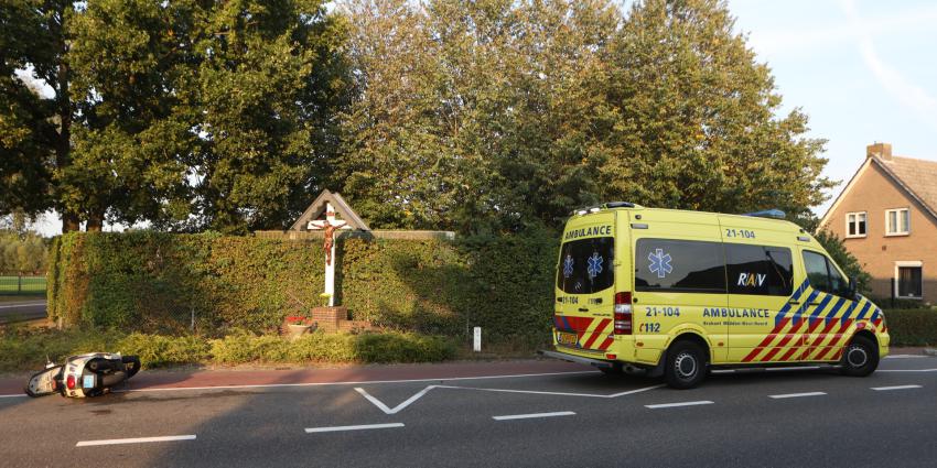 Bestuurder snorfiets in ambulance