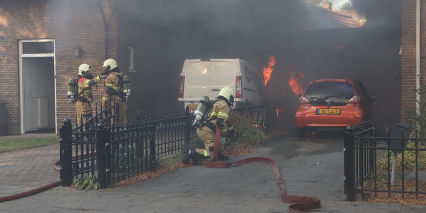 Brand tussen twee woningen