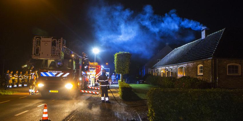 Hevige rookontwikkeling uit schoorsteen
