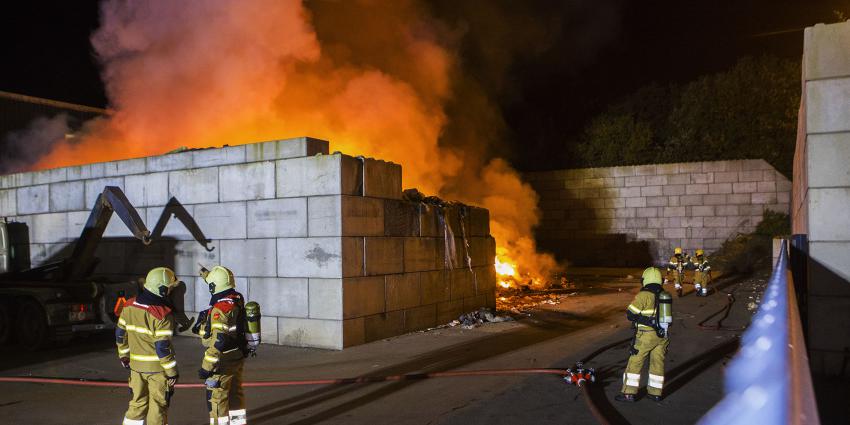 brandweer blust brand in berg afval