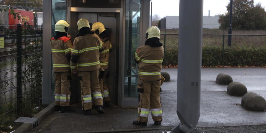 Brandweer probeert lift te openen