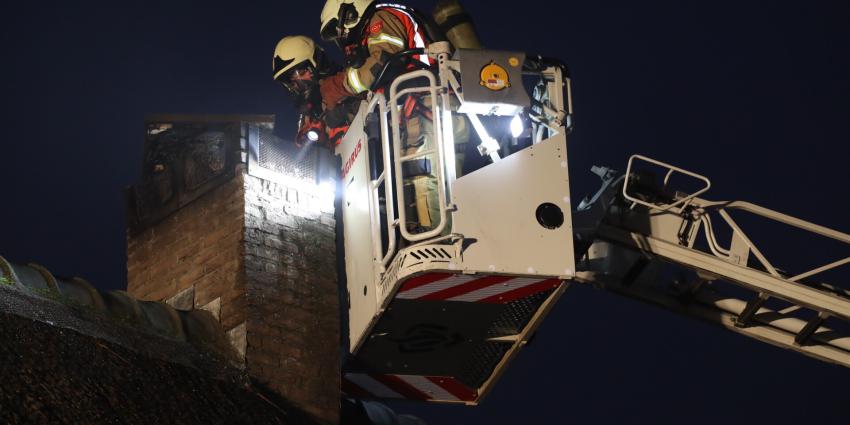 Brandweer veegt schoorsteen