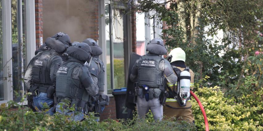 DSI beschermt brandweerman tijdens blussen