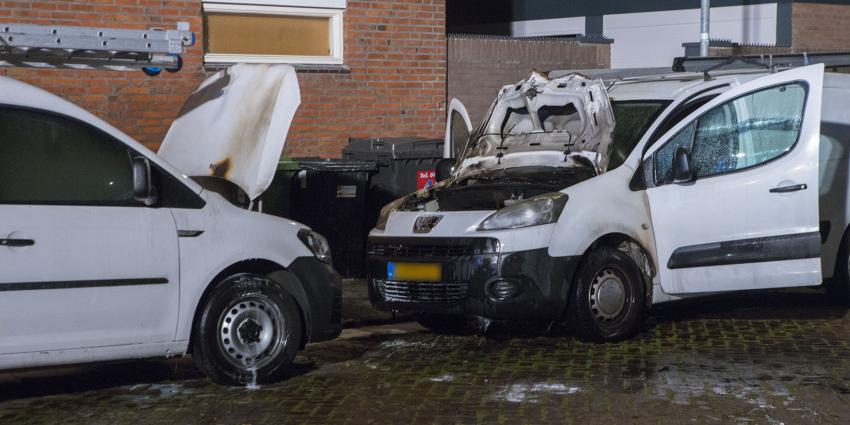 Bestelbusjes beschadigd door brand