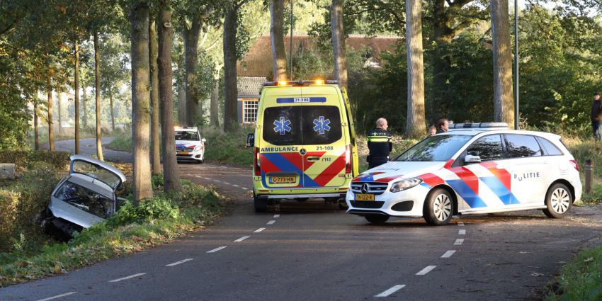 Hulpverleners helpen bij ongeval