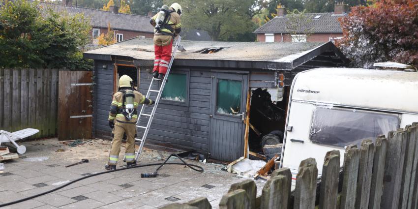 brandweer zaagt gat in dak