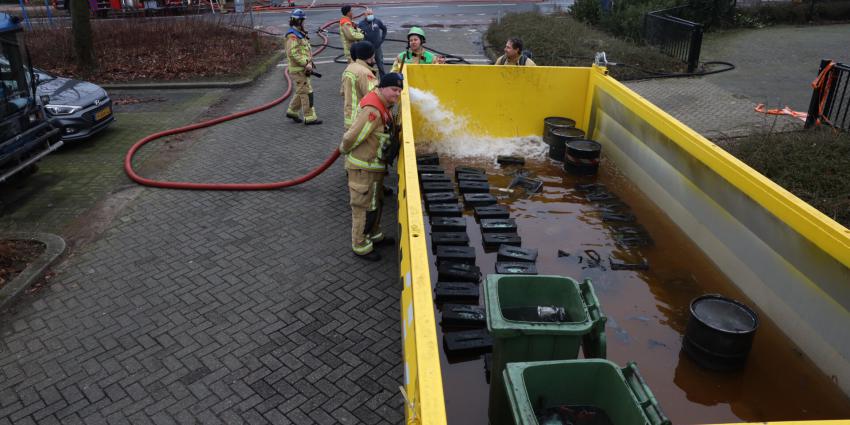 Brandweer vult container met water