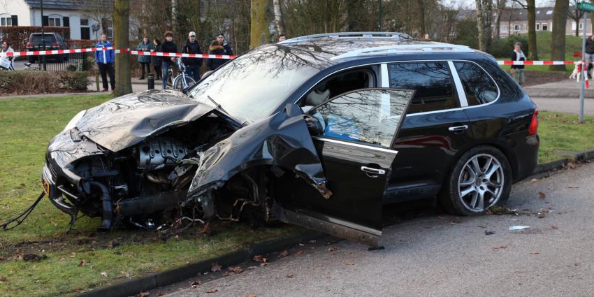 auto zwaar beschadigd door aanrijding