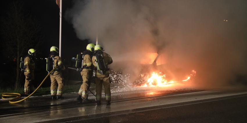 bestelbus in vlammen opgegaan